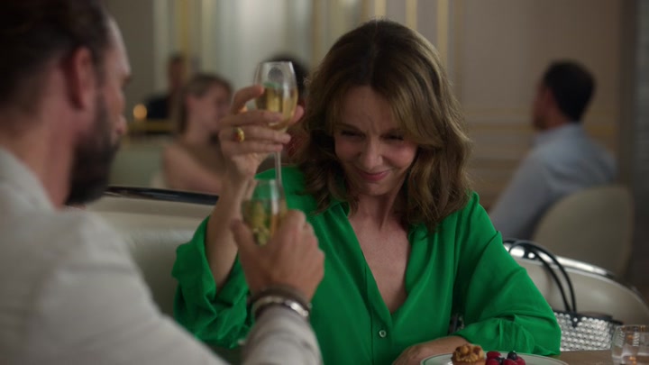 Emily_in_Paris_S02E10_WEBRip_x264-ION10_1524.jpg