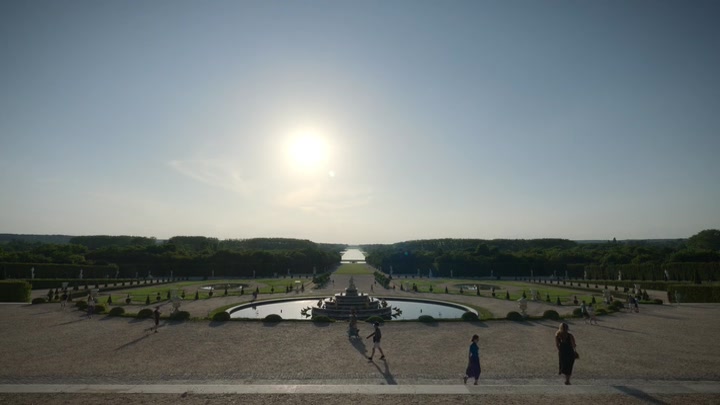 Emily_in_Paris_S02E10_WEBRip_x264-ION10_1530.jpg