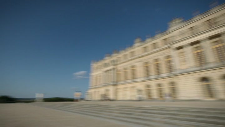 Emily_in_Paris_S02E10_WEBRip_x264-ION10_1531.jpg