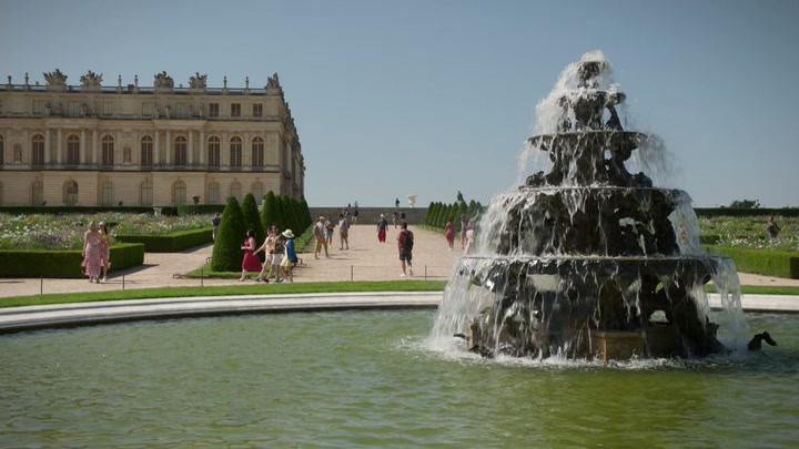 Emily_in_Paris_S02E10_WEBRip_x264-ION10_1534.jpg