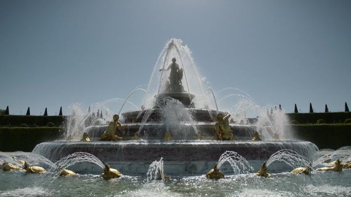 Emily_in_Paris_S02E10_WEBRip_x264-ION10_1539.jpg