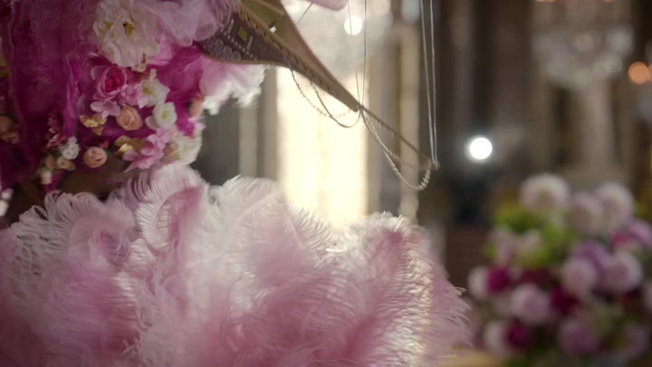 Emily_in_Paris_S02E10_WEBRip_x264-ION10_1544.jpg