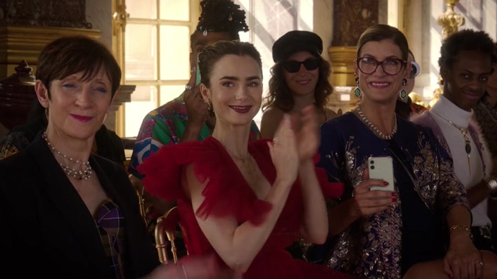 Emily_in_Paris_S02E10_WEBRip_x264-ION10_1547.jpg