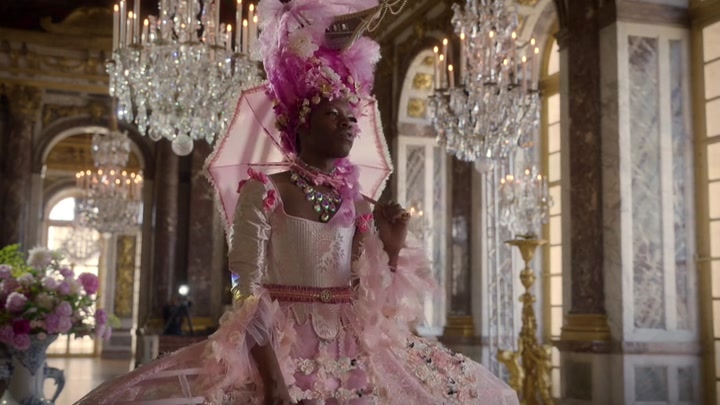 Emily_in_Paris_S02E10_WEBRip_x264-ION10_1550.jpg