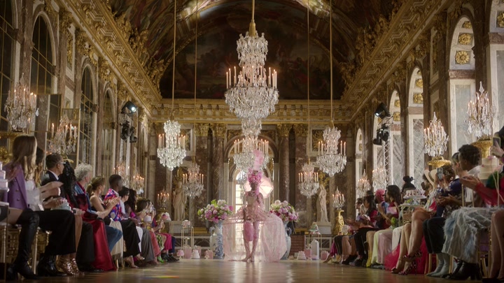 Emily_in_Paris_S02E10_WEBRip_x264-ION10_1552.jpg