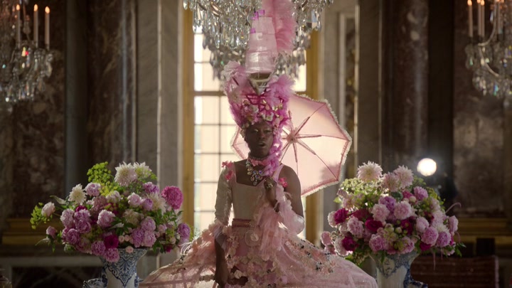 Emily_in_Paris_S02E10_WEBRip_x264-ION10_1556.jpg
