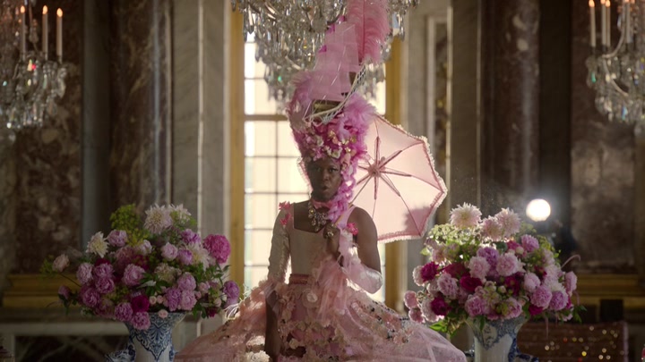 Emily_in_Paris_S02E10_WEBRip_x264-ION10_1564.jpg