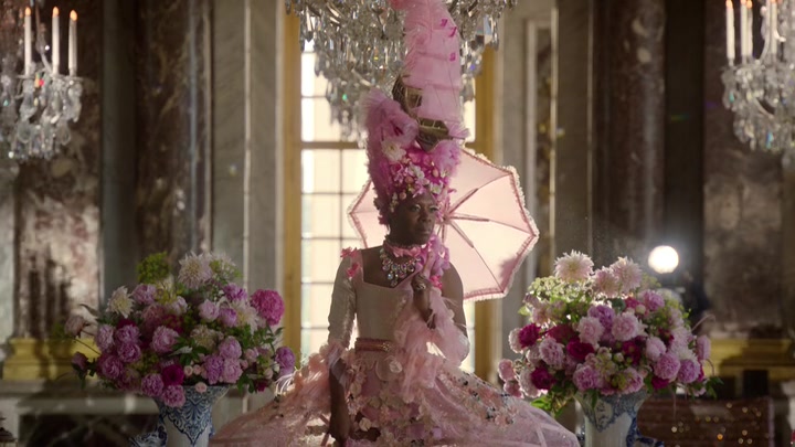 Emily_in_Paris_S02E10_WEBRip_x264-ION10_1565.jpg