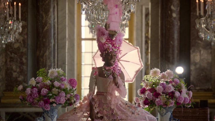 Emily_in_Paris_S02E10_WEBRip_x264-ION10_1567.jpg