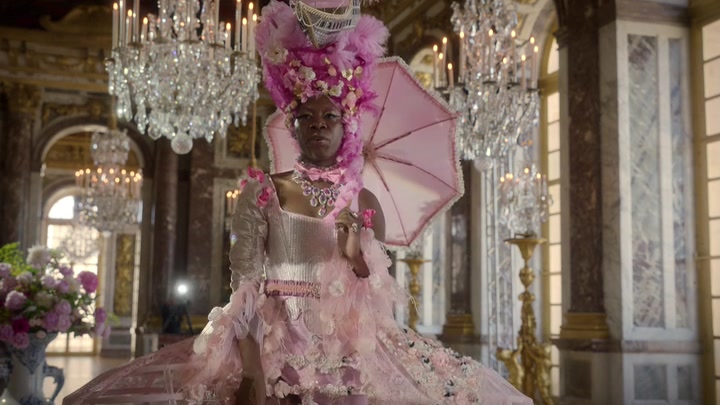 Emily_in_Paris_S02E10_WEBRip_x264-ION10_1573.jpg