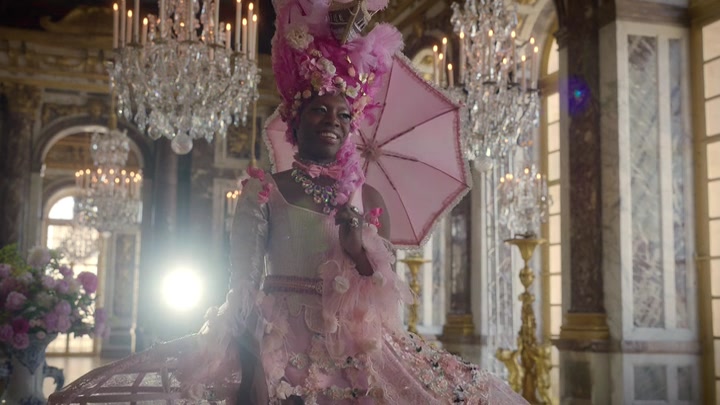 Emily_in_Paris_S02E10_WEBRip_x264-ION10_1578.jpg
