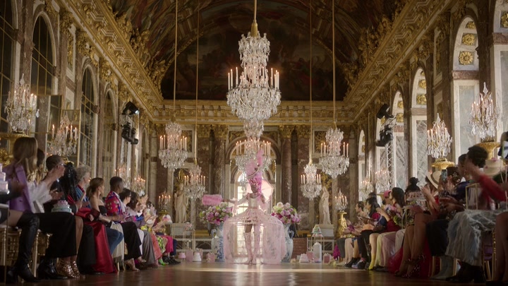 Emily_in_Paris_S02E10_WEBRip_x264-ION10_1585.jpg
