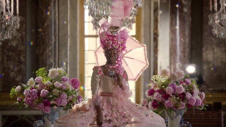 Emily_in_Paris_S02E10_WEBRip_x264-ION10_1598.jpg