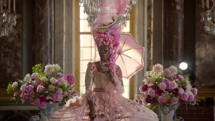 Emily_in_Paris_S02E10_WEBRip_x264-ION10_1602.jpg