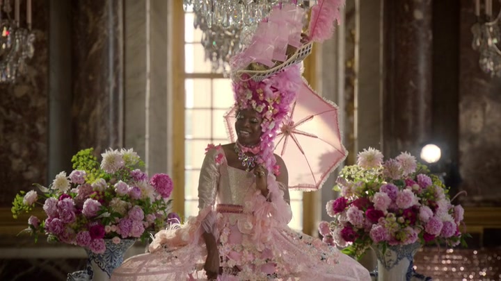 Emily_in_Paris_S02E10_WEBRip_x264-ION10_1605.jpg