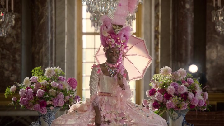 Emily_in_Paris_S02E10_WEBRip_x264-ION10_1606.jpg