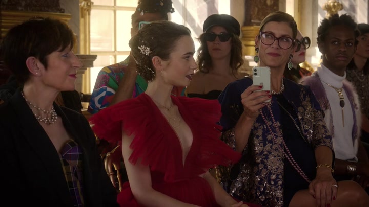 Emily_in_Paris_S02E10_WEBRip_x264-ION10_1615.jpg