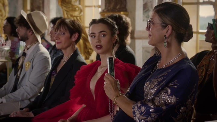 Emily_in_Paris_S02E10_WEBRip_x264-ION10_1619.jpg