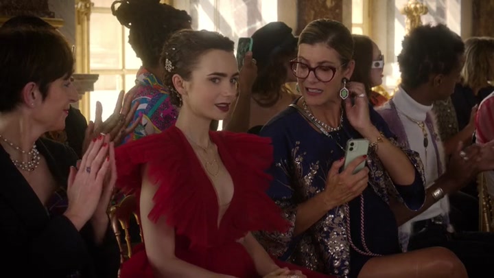 Emily_in_Paris_S02E10_WEBRip_x264-ION10_1646.jpg