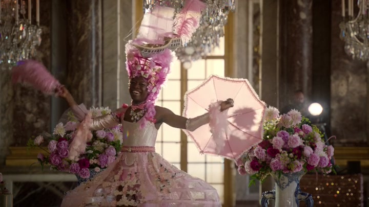 Emily_in_Paris_S02E10_WEBRip_x264-ION10_1668.jpg