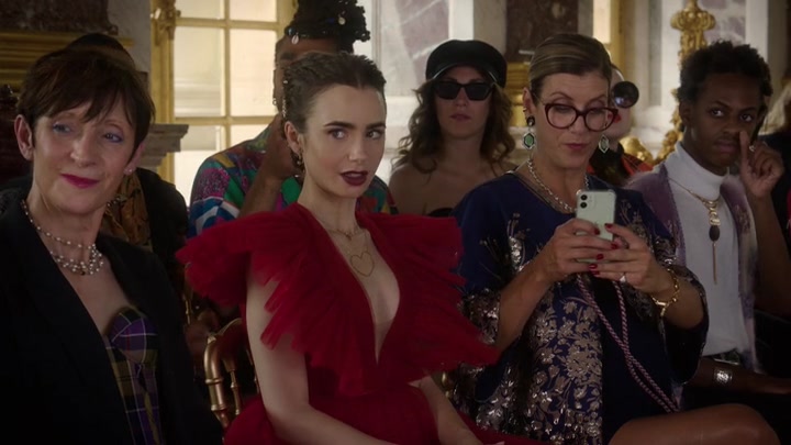 Emily_in_Paris_S02E10_WEBRip_x264-ION10_1695.jpg