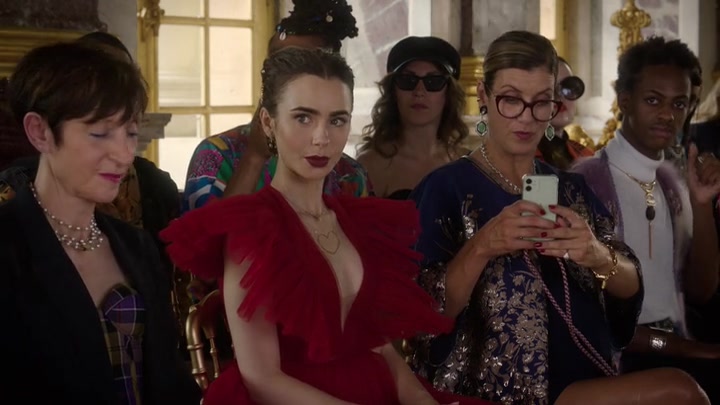 Emily_in_Paris_S02E10_WEBRip_x264-ION10_1696.jpg