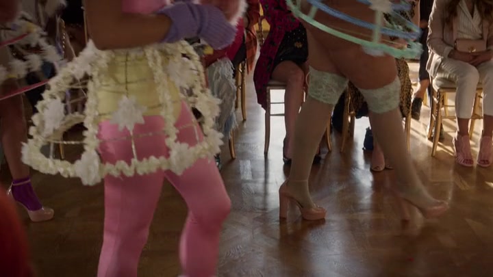 Emily_in_Paris_S02E10_WEBRip_x264-ION10_1706.jpg
