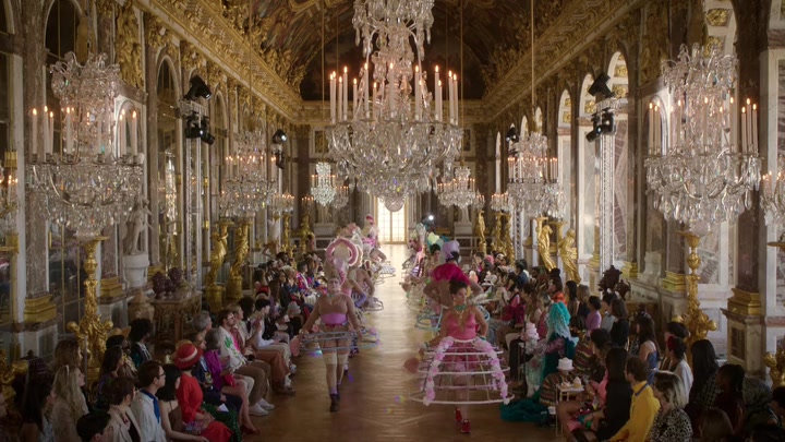Emily_in_Paris_S02E10_WEBRip_x264-ION10_1720.jpg