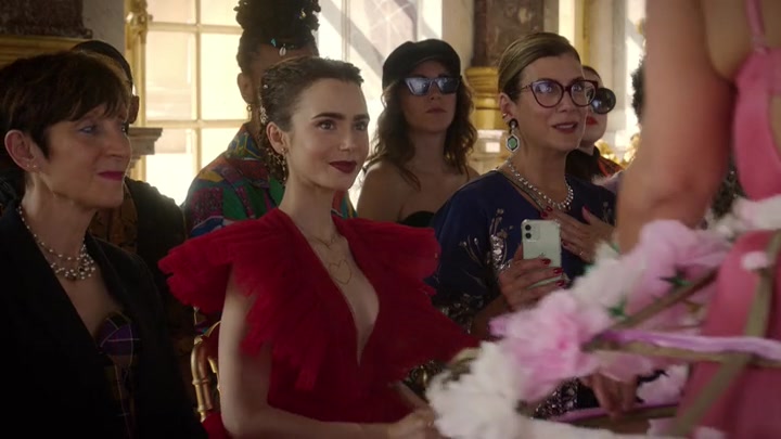 Emily_in_Paris_S02E10_WEBRip_x264-ION10_1728.jpg