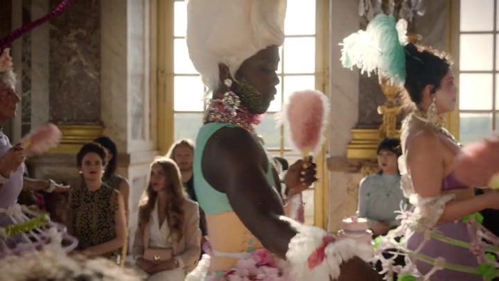 Emily_in_Paris_S02E10_WEBRip_x264-ION10_1743.jpg