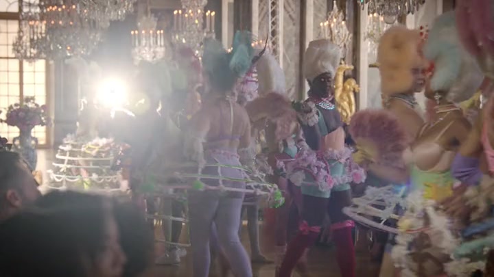 Emily_in_Paris_S02E10_WEBRip_x264-ION10_1753.jpg