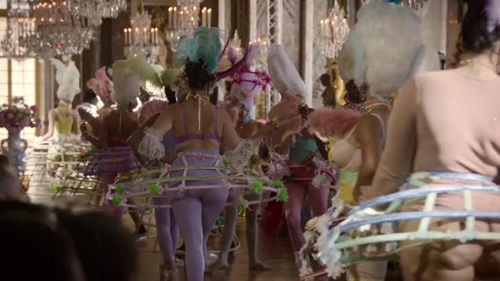 Emily_in_Paris_S02E10_WEBRip_x264-ION10_1754.jpg