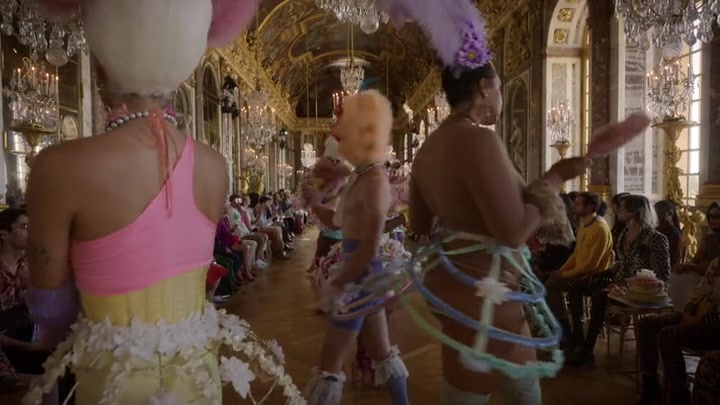 Emily_in_Paris_S02E10_WEBRip_x264-ION10_1756.jpg