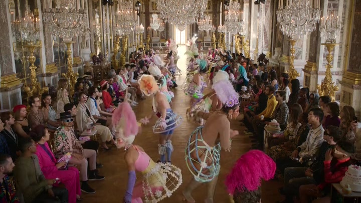 Emily_in_Paris_S02E10_WEBRip_x264-ION10_1759.jpg