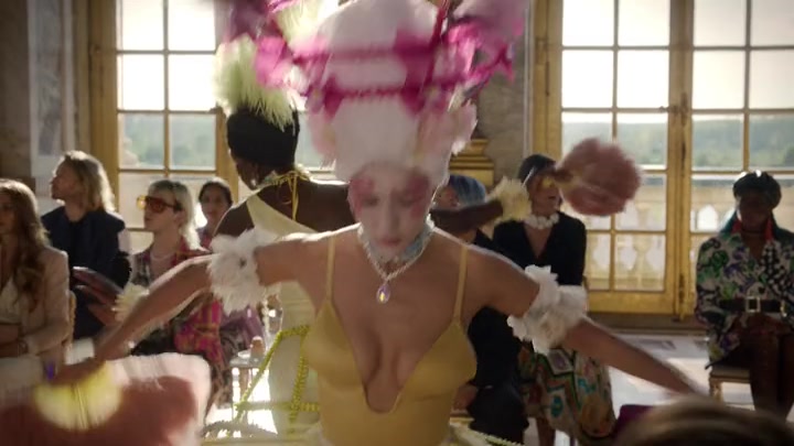 Emily_in_Paris_S02E10_WEBRip_x264-ION10_1760.jpg