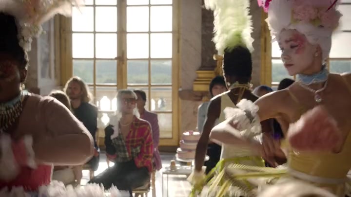 Emily_in_Paris_S02E10_WEBRip_x264-ION10_1763.jpg