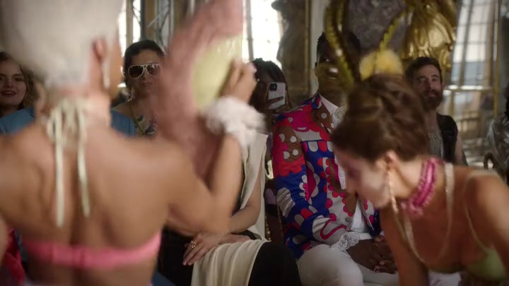 Emily_in_Paris_S02E10_WEBRip_x264-ION10_1773.jpg