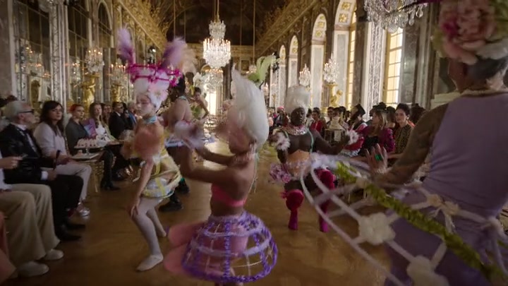 Emily_in_Paris_S02E10_WEBRip_x264-ION10_1778.jpg