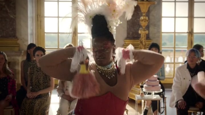 Emily_in_Paris_S02E10_WEBRip_x264-ION10_1781.jpg