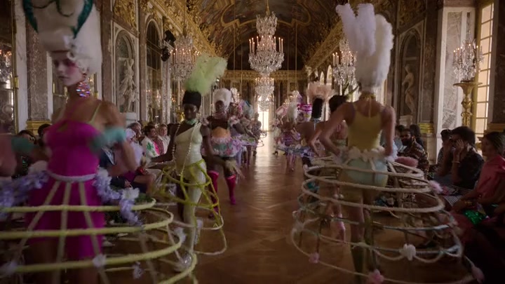 Emily_in_Paris_S02E10_WEBRip_x264-ION10_1807.jpg