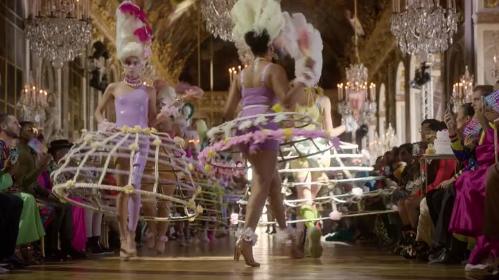Emily_in_Paris_S02E10_WEBRip_x264-ION10_1810.jpg