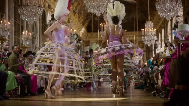 Emily_in_Paris_S02E10_WEBRip_x264-ION10_1811.jpg