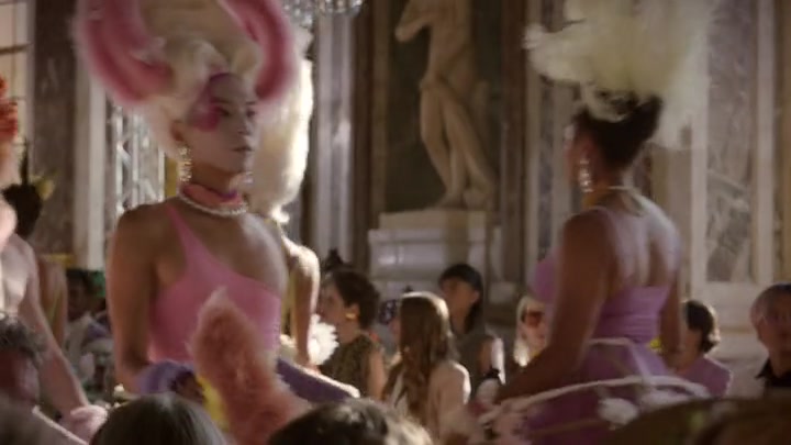 Emily_in_Paris_S02E10_WEBRip_x264-ION10_1814.jpg