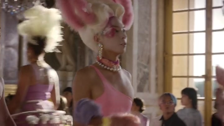 Emily_in_Paris_S02E10_WEBRip_x264-ION10_1815.jpg