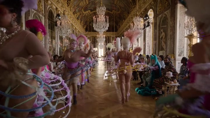 Emily_in_Paris_S02E10_WEBRip_x264-ION10_1817.jpg