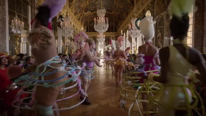 Emily_in_Paris_S02E10_WEBRip_x264-ION10_1818.jpg