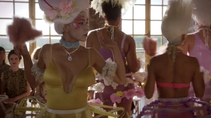 Emily_in_Paris_S02E10_WEBRip_x264-ION10_1821.jpg