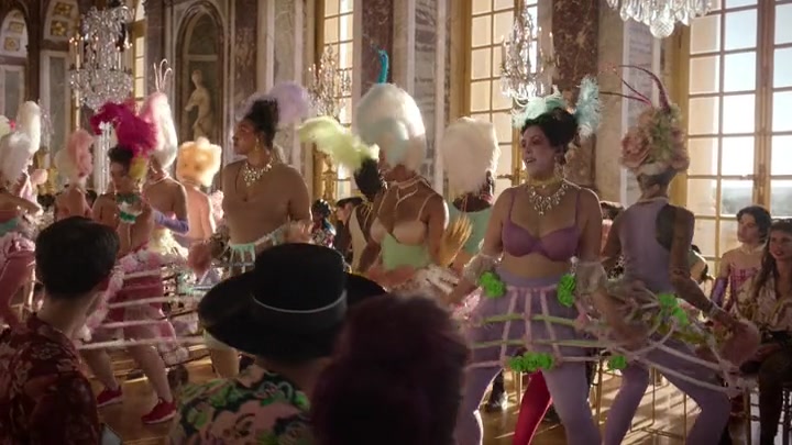Emily_in_Paris_S02E10_WEBRip_x264-ION10_1825.jpg