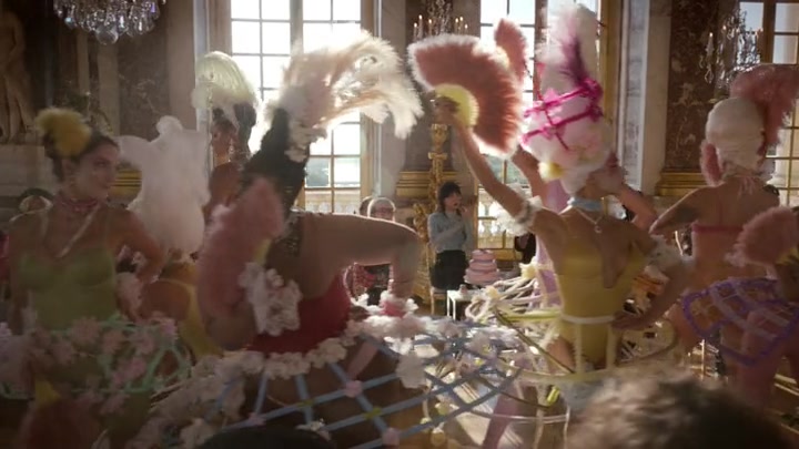 Emily_in_Paris_S02E10_WEBRip_x264-ION10_1830.jpg