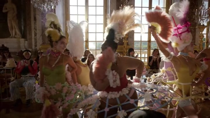 Emily_in_Paris_S02E10_WEBRip_x264-ION10_1831.jpg